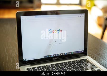 Griechenland Athen, Januar 23 2022. Google-Logo auf Laptop-Computer-Bildschirm. Online-Werbung, Suchmaschine, Cloud-Computing-Service-Unternehmen Stockfoto