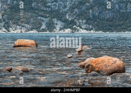 cairns auf dem Wasser, Norwegen Stockfoto