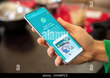 Griechenland Athen, Januar 23 2022. WhatsApp Messenger Kommunikations-App-Logo auf dem Handy-Display Stockfoto