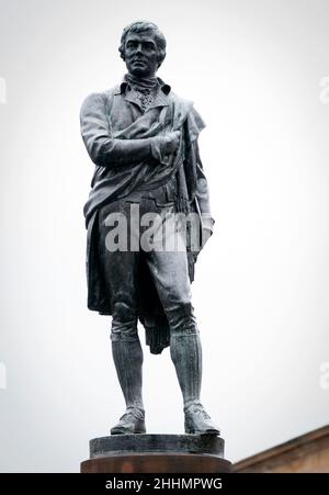 Die 124 Jahre alte Statue von Robert Burns, nachdem sie bei einer Zeremonie anlässlich der Rückkehr ihres Hauses in der Baltic Street in Leith, Edinburgh, enthüllt wurde. Die Statue wurde 2019 als Teil der Straßenbahnen in Edinburgh entfernt. Bilddatum: Dienstag, 25. Januar 2022. Stockfoto