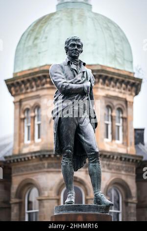 Die 124 Jahre alte Statue von Robert Burns, nachdem sie bei einer Zeremonie anlässlich der Rückkehr ihres Hauses in der Baltic Street in Leith, Edinburgh, enthüllt wurde. Die Statue wurde 2019 als Teil der Straßenbahnen in Edinburgh entfernt. Bilddatum: Dienstag, 25. Januar 2022. Stockfoto