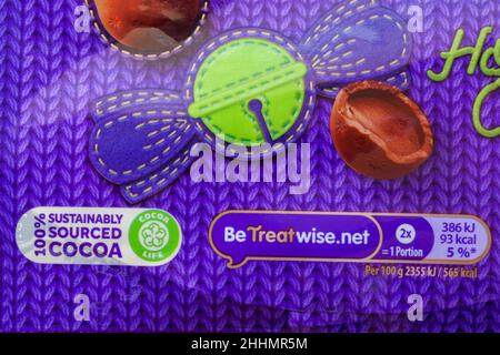 100% Kakao aus nachhaltiger Produktion - Cocoa Life Symbol CocoaLife auf einer Packung Cadbury Dairy Milk Jingly Bells Haselnusscreme-Schokolade Stockfoto