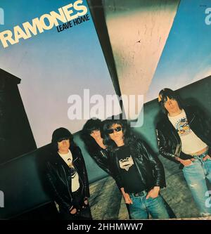 New York City, NY, USA, „The Ramones“ „Leave Home » Punk Rock Band, Record Collection, 1970s Music Collection, Sire Records, 1977, JUGENDKULTUR der 1970er Jahre, klassische Rock-Vinyl-Alben, Vintage-Cover Stockfoto