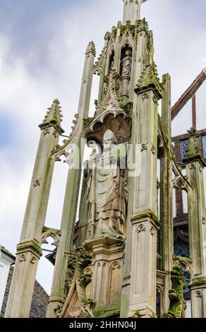 The Buttercross, ein historisches Denkmal des heiligen Kreuzes und Wahrzeichen, High Street im Stadtzentrum von Winchester mit Statue eines Bischofs, Hampshire, England Stockfoto