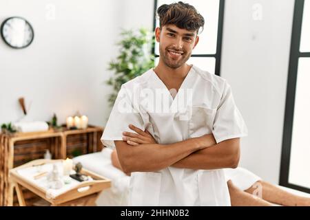 Zwei hispanische Männer Therapeuten und Patienten mit Beauty-Session im Beauty-Center Stockfoto