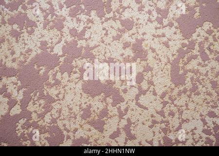 Struktur der hellen verputzten Wand für den Hintergrund. Struktur einer melierten rosa-orangen Betonwand. Stilvolle Loft lackiert Betonwand Textur Stockfoto