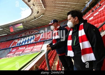 München, Deutschland. 25th Januar 2022. Die bayerische Landesregierung kündigt die Rückkehr der Fans an. Allianz Arena wieder mit bis zu 10.000 Zuschauern bei den Spielen des FC Bayern München. Archivfoto; Fans in der Allianz Arena mit FFP 2 Maske, Fußball 1st Bundesliga, Spieltag 34th, FC Bayern München - FC Augsburg, am 22nd. Mai 2021 in München. Foto: Frank Hoermann/SVEN SIMON/POOL # die DFL-Vorschriften verbieten die Verwendung von Fotografien als Bildsequenzen und/oder quasi-Video # nur zur redaktionellen Verwendung # Nationale und Internationale Nachrichtenagenturen OUT Â Stockfoto