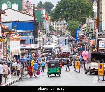 E L Senanayake Veediya, eine belebte Straße in Kandy, Sri Lanka. Stockfoto