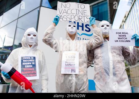 Group Saving Scotland kleiden sich als grimmige Schnitter und mit Hazmat-Anzügen, um gegen Impfungen zu demonstrieren, da der EICC heute (19/09/2021) schließt, nachdem er als Massenimpfungszentrum genutzt wurde. Kredit: Euan Cherry Stockfoto