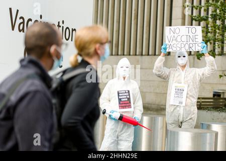 Group Saving Scotland kleiden sich als grimmige Schnitter und mit Hazmat-Anzügen, um gegen Impfungen zu demonstrieren, da der EICC heute (19/09/2021) schließt, nachdem er als Massenimpfungszentrum genutzt wurde. Kredit: Euan Cherry Stockfoto