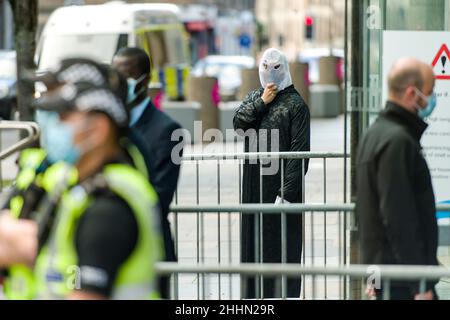 Group Saving Scotland kleiden sich als grimmige Schnitter und mit Hazmat-Anzügen, um gegen Impfungen zu demonstrieren, da der EICC heute (19/09/2021) schließt, nachdem er als Massenimpfungszentrum genutzt wurde. Kredit: Euan Cherry Stockfoto