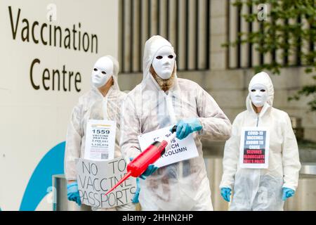 Group Saving Scotland kleiden sich als grimmige Schnitter und mit Hazmat-Anzügen, um gegen Impfungen zu demonstrieren, da der EICC heute (19/09/2021) schließt, nachdem er als Massenimpfungszentrum genutzt wurde. Kredit: Euan Cherry Stockfoto