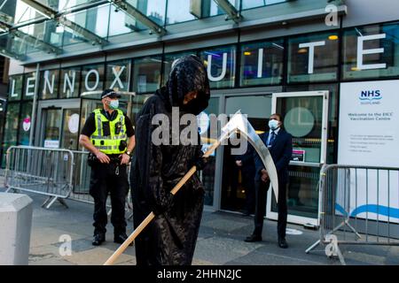 Group Saving Scotland kleiden sich als grimmige Schnitter und mit Hazmat-Anzügen, um gegen Impfungen zu demonstrieren, da der EICC heute (19/09/2021) schließt, nachdem er als Massenimpfungszentrum genutzt wurde. Kredit: Euan Cherry Stockfoto