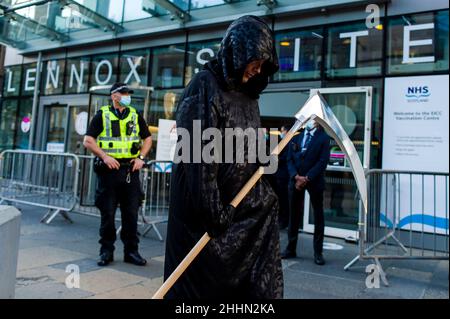 Group Saving Scotland kleiden sich als grimmige Schnitter und mit Hazmat-Anzügen, um gegen Impfungen zu demonstrieren, da der EICC heute (19/09/2021) schließt, nachdem er als Massenimpfungszentrum genutzt wurde. Kredit: Euan Cherry Stockfoto