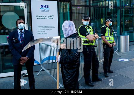 Group Saving Scotland kleiden sich als grimmige Schnitter und mit Hazmat-Anzügen, um gegen Impfungen zu demonstrieren, da der EICC heute (19/09/2021) schließt, nachdem er als Massenimpfungszentrum genutzt wurde. Kredit: Euan Cherry Stockfoto