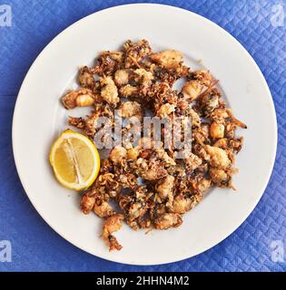 Platte mit frittierten Chopitos auf Papieroberfläche Stockfoto