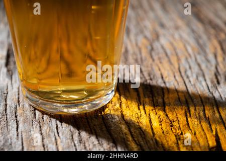 Ein Glas Bier auf dunklem Grund Stockfoto