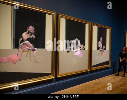 Die Royal Academy of Arts, London, Großbritannien. 25. Januar 2022. Fotocall für Francis Bacon: Man and Beast, die erste Ausstellung, die die Entwicklung von Bacons Werk anhand seiner Faszination für Tiere darstellt. Die Ausstellung läuft vom 29. Januar bis zum 17. April 2022. Bild: Triptychon August 1972. Quelle: Malcolm Park/Alamy Live News Stockfoto