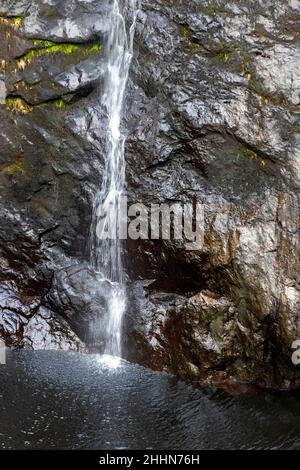FOYERS HIGHLANDS SCHOTTLAND NIEDRIGER WASSERFALL EINE KASKADE AUS WASSER IN EINEN SCHWARZEN POOL Stockfoto