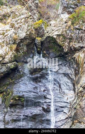 FOYERS HIGHLANDS SCHOTTLAND FELSEN UND DIE OBEREN AUSLAUF DES WASSERFALLS Stockfoto