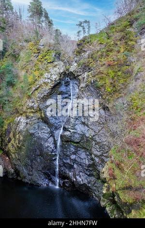 FOYERS HIGHLANDS SCHOTTLAND DIE SCHLUCHT UND DER WASSERFALL, DIE ÜBER DIE SCHWARZEN FELSEN KASKADIEREN Stockfoto