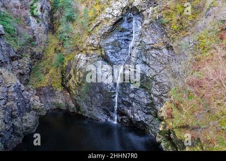 FOYERS HIGHLANDS SCHOTTLAND DIE SCHLUCHT UND DER WASSERFALL ÜBER DEN SCHWARZEN FELSEN Stockfoto