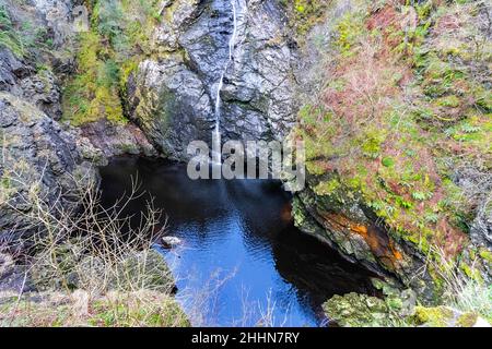 FOYERS HIGHLANDS SCOTLAND DIE SCHLUCHT FARNS MOOS UND DER WASSERFALL FLIESST IN DEN SCHWARZEN POOL DARUNTER Stockfoto