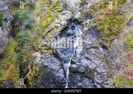 FOYERS HIGHLANDS SCOTLAND DIE SCHLUCHT VERWILDERT MOOS UND DER WASSERFALL FLIESST ÜBER DIE FELSEN Stockfoto