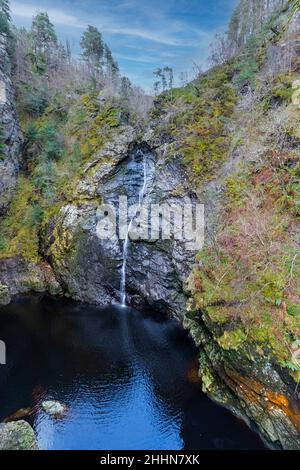 FOYERS HIGHLANDS SCHOTTLAND DIE SCHLUCHT IM WINTER UND DER WASSERFALL, DER IN DEN SCHWARZEN POOL DARUNTER FLIESST Stockfoto