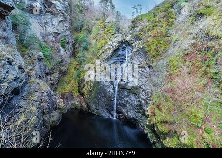 FOYERS HIGHLANDS SCHOTTLAND DIE SCHLUCHT IM WINTER UND DER WASSERFALL FLIESST IN DEN SCHWARZEN POOL DARUNTER Stockfoto