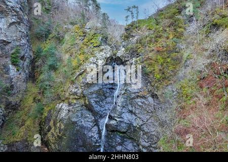 FOYERS HIGHLANDS SCOTLAND DIE SCHLUCHT OBEN AM WASSERFALL, DER ÜBER DIE SCHWARZEN FELSEN STÜRZT Stockfoto