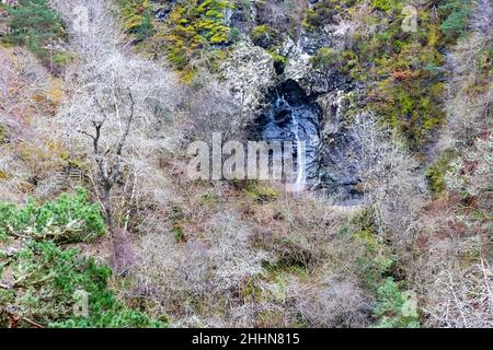 FOYERS HIGHLANDS SCHOTTLAND DER WASSERFALL UND DIE SCHLUCHT IM WINTER AUS DER FERNE Stockfoto