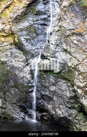 FOYERS HIGHLANDS SCHOTTLAND DER WASSERFALL, DER ÜBER DIE FELSEN IN DEN POOL FLIESST Stockfoto
