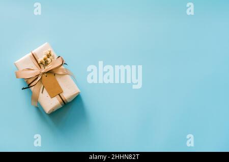 Bastelpapier-Geschenkboxen auf blauem Hintergrund mit Platz für Text. Stockfoto