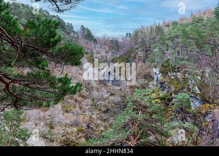 FOYERS HIGHLANDS SCHOTTLAND DER WASSERFALL IN RELATION ZUR GRÖSSE DER MASSIVEN SCHLUCHT Stockfoto