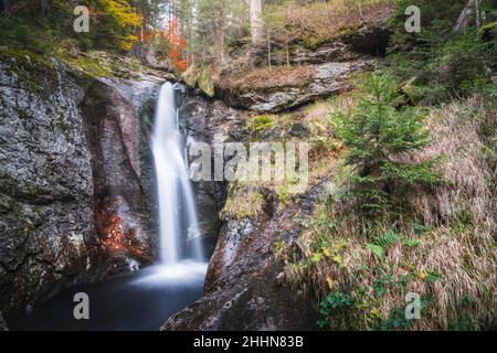 Wasserfall im Wald. Wasserfall im Nationalpark Bayerischer Wald Bayerischer Wald. Stockfoto