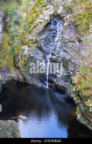 FOYERS HIGHLANDS SCHOTTLAND DER WASSERFALL IN DER NÄHE VON LOCH NESS IM WINTER Stockfoto