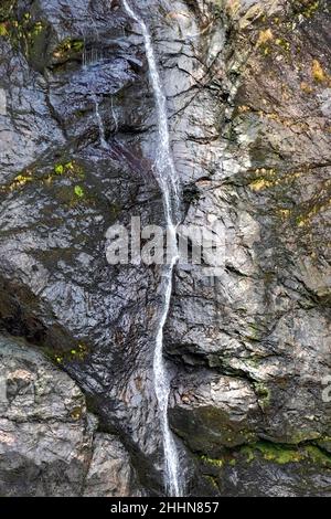 FOYERS HIGHLANDS SCHOTTLAND DER WASSERFALL WASSER FLIESST ÜBER DIE SCHWARZEN FELSEN Stockfoto