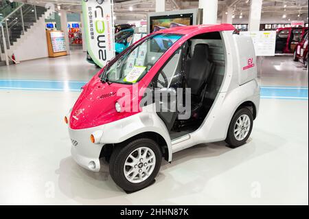 Odaiba, Tokio, Japan - 2. Januar 2020: Das superkompakte Elektrofahrzeug-COMS. Seitenansicht. Stockfoto