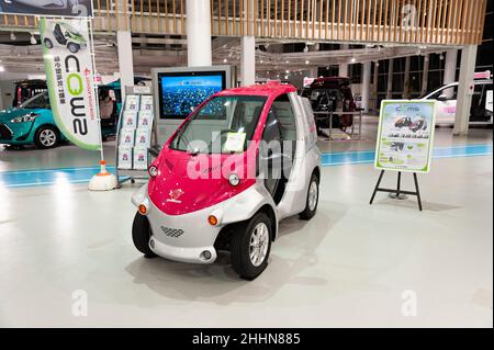 Odaiba, Tokio, Japan - 2. Januar 2020: Das superkompakte Elektrofahrzeug COMS. Vorderansicht. Stockfoto