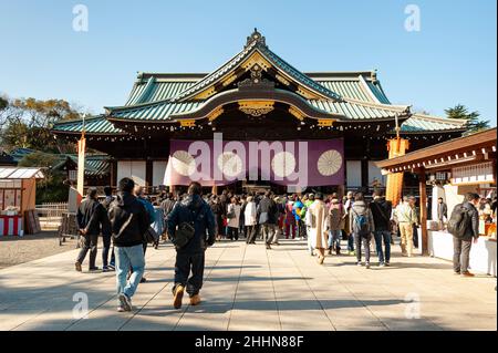 Chiyoda City, Tokio, Japan - 02. Januar 2020: Menschen gehen zum Yasukuni-Schrein. Stockfoto