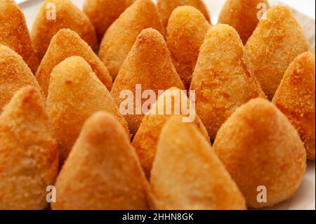 Typische brasilianische Vorspeise namens Coxinha de Frango - Close-Up. Stockfoto