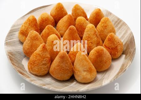 Typische brasilianische Vorspeise namens Coxinha de Frango isoliert auf weißem Hintergrund. Stockfoto