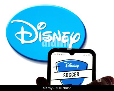 In dieser Abbildung ist das Disney Soccer-Logo auf einem Smartphone-Bildschirm mit einem Disney-Logo im Hintergrund zu sehen. (Foto von Igor Golovniov / SOPA Images/Sipa USA) Stockfoto
