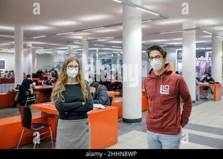 Hannover, Deutschland. 25th Januar 2022. Die Studierenden Daryoush Danaii (r), Vorstand fzs e.V. und Studierende der Leibniz Uni Hannover, sowie Pippa Schneider, Koordinatorin LAK Niedersachen und AStA-Vorsitzende Uni Göttingen, stehen in der Leibniz Universität mit Masken und Abstand zueinander. Im Rahmen einer Pressekonferenz wollen Vertreter von Studentenverbänden auf die Situation von Studenten in Niedersachsen während der Corona-Pandemie aufmerksam machen. Die Änderung des Hochschulgesetzes wird auch an der PK angesprochen. Quelle: Ole Spata/dpa/Alamy Live News Stockfoto