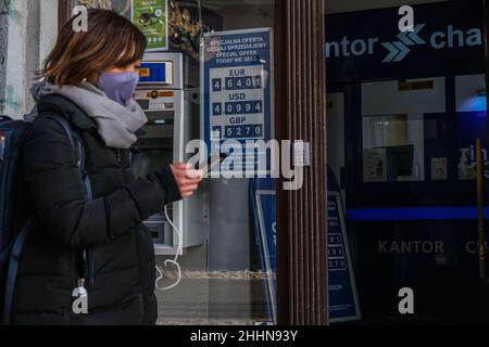 Eine Frau kommt an einer Wechselstube in der Altstadt von Krakau vorbei. Stockfoto