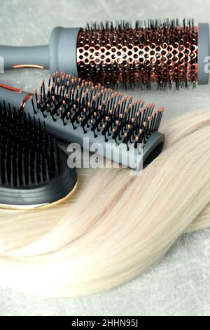 Eine Sperre von blonden weiblichen Haaren mit Haarbürsten Stockfoto