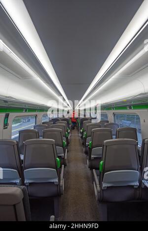 St Erth, Cornwall, England, Januar 20th 2022, Passagiere, die im Gang eines Great Western Railways-Zuges laufen Stockfoto