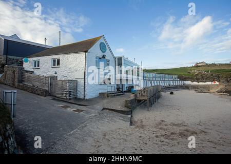 Porthgwidden, St ives, Cornwall, England, Januar 20th 2022, Blick auf den Strand von Porthgwidden inklusive der Porthgwidden Beach Cafe Bar. Stockfoto