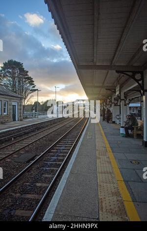St Earth, Cornwall, England, im Januar 20th 2022, fährt ein moderner Hochgeschwindigkeitszug der Great Western Railway in den Bahnhof. Stockfoto